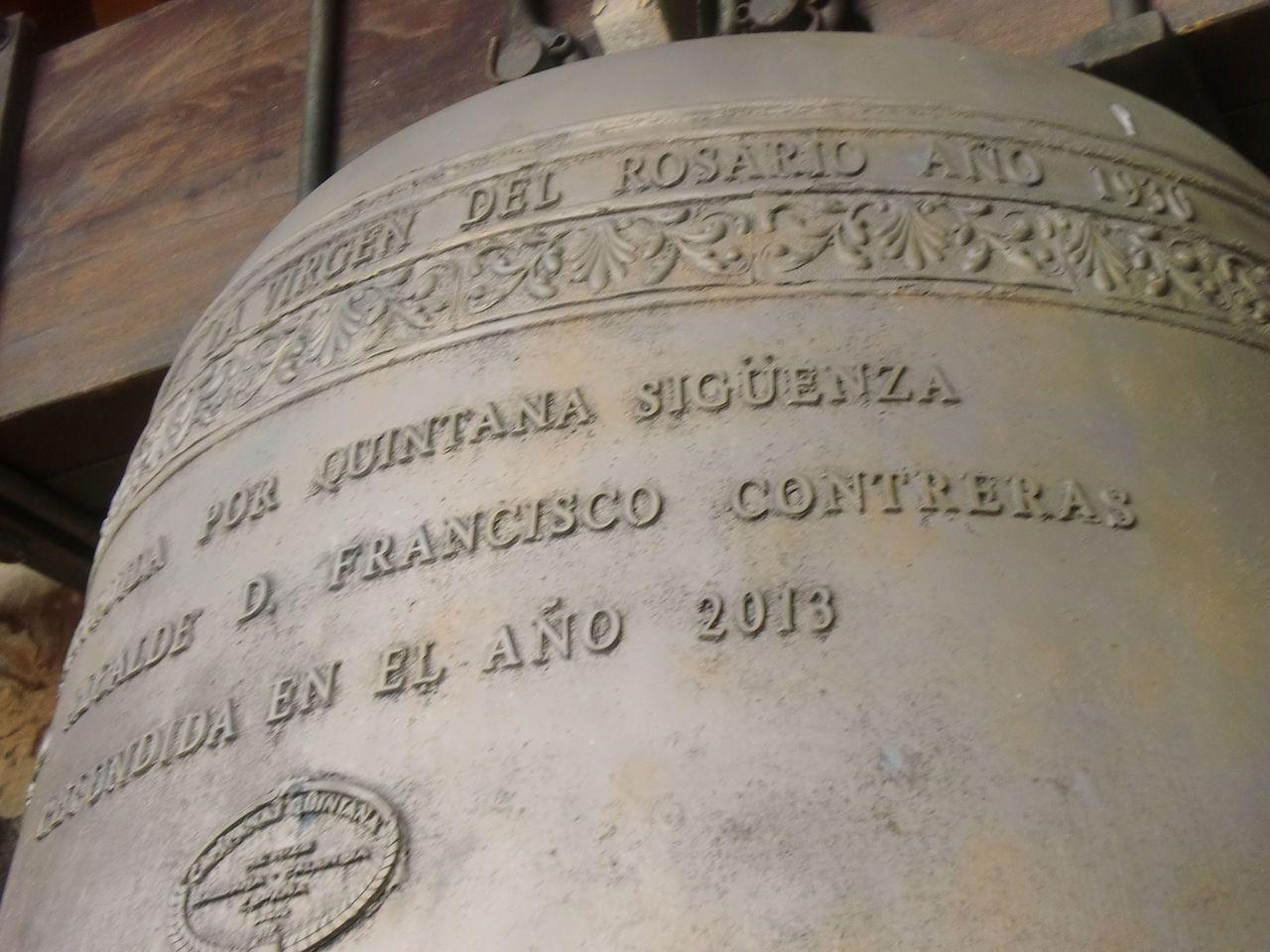 Campanario exento roqueño